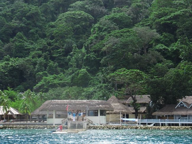 そして、昼過ぎにミニロックを後に。 <br />話には聞いていたけど、スタッフの豪華な見送りが！ <br />最後まで手を振って貰い島を後に。 <br />実にいい島でした！またくるよ。 <br /><br />