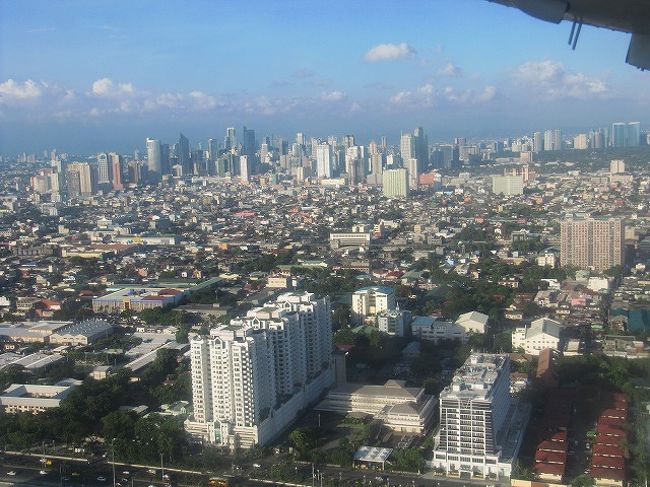 行きより雲が多くあまり島は見えなかった＆揺れたけど、無事に着陸。 <br />でも、帰りは街の様子がよく見えた！<br />写真はマニラ＆マカティ <br /><br />１時間早く着いたけど結局タクシー待ちで空港待機。 <br />無事に帰宅し、エルニドの旅は幕を閉じました(^^; <br />