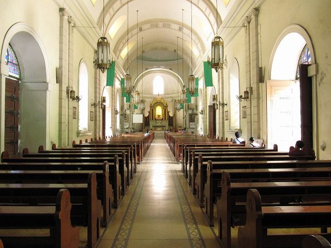 これが、フィリピンの教会か！！！美しい・・・ <br /><br />マニラにはスペイン植民地時代に建設された教会が結構残っているようで、マラテ教会もその一つ。 <br />１８世紀の建築とのことで、１７６２年にイギリスがマニラを占領した際にはイギリス軍の要塞として使われた歴史もあるとか。 <br />