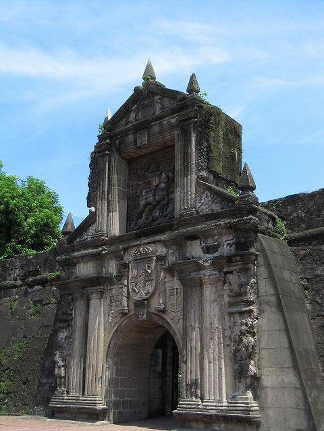 続いてサンティアゴ要塞へ。 <br /><br />☆サンティアゴ要塞<br /><br />スペイン統治時代の１５７１年から１５０年間かけて建造されたらしい。 <br />その後、イギリスやアメリカの軍司令部として使われたりと結構ダークな感じ。太平洋戦争中には日本の憲兵隊の本部も置かれたとか。 <br /><br />観光名所なので馬車が多く、客引きのようなのも多かった。 <br />入場料が７５Ｐかかった。 <br /><br />