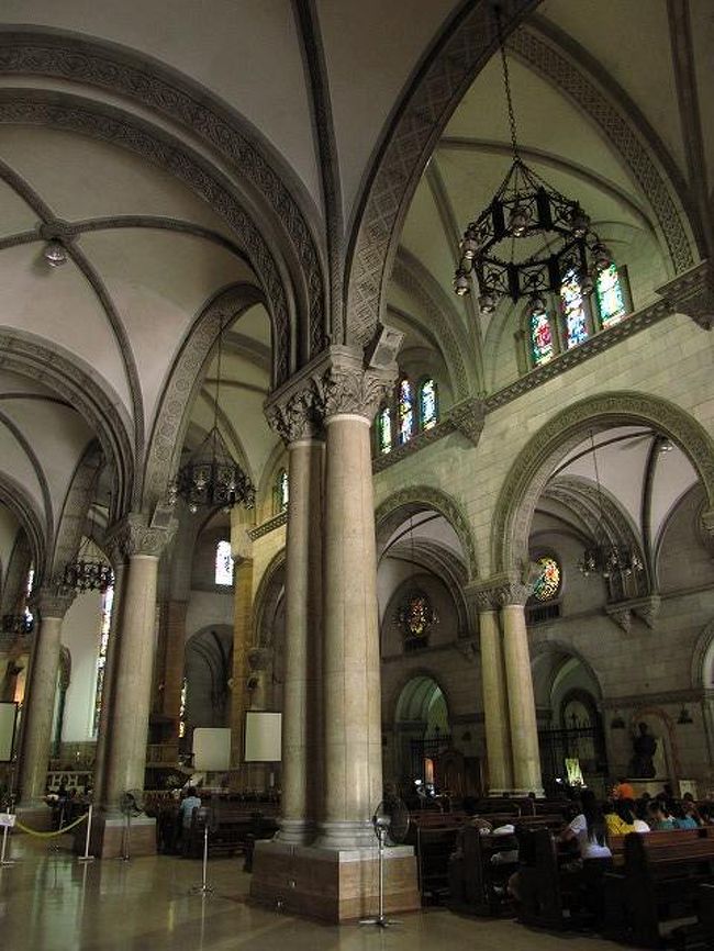 ☆マニラ大聖堂 <br />マニラ・カトリック大司教が本拠を置き、マニラで最も重要な教会らしい。 <br />参拝者も多かった。 <br />最初の建築は１５８１年で、現在のものは１９５８年建築の６代目とのこと。 <br />