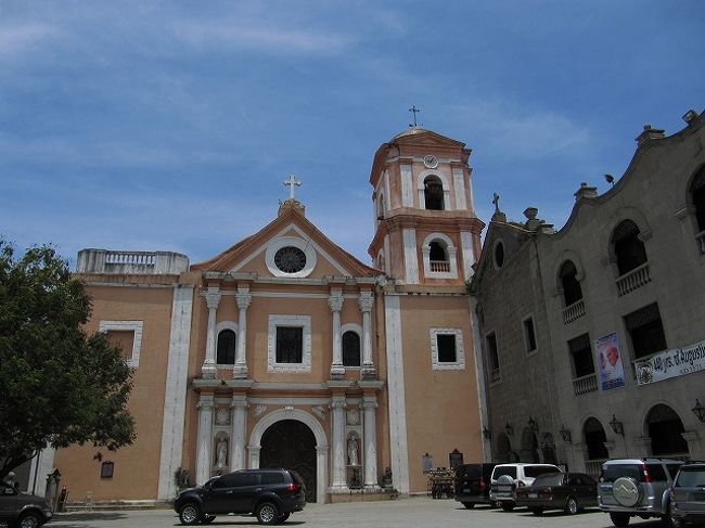 さらに歩くこと数分、サン・アグスチン教会に到着。 <br />ちょっとわかりにくく、裏路地に迷い込んでしまったw <br />急激に雰囲気が変わるので注意しないと危険な気がした。 <br />