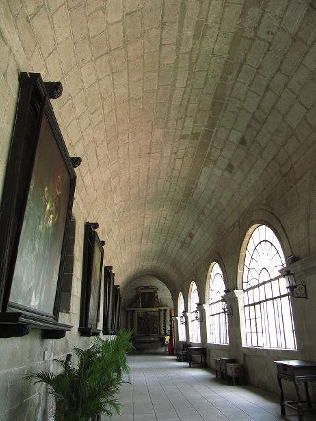 ちなみに、１２時から１３時は昼休みとのことで入れなかったw <br />１３時に行くと中はひっそり。 <br />入場に１００Ｐかかり、見学用という感じ。 <br />僕はこういう古い建築を見るのは初めてだったので圧巻だった。 <br />教会部も、すごく綺麗でやや申し訳ない気分に。。<br /><br />展示物も多く、結構長い時間楽しめた。 <br /><br /><br />