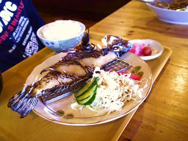 戻って、ビーチそばのお店でランチ。<br />「まーさーの店」というところでした。<br />息子は昨日に引き続き、グルクンの定食を注文。本当に大好きなようです。