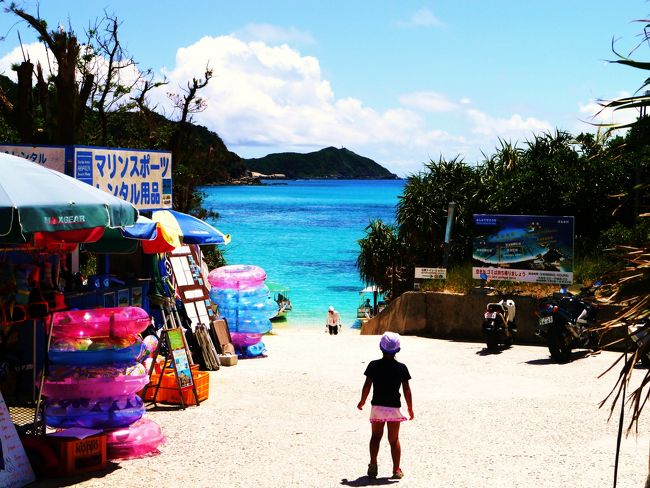 今日は、有名な阿波連ビーチで泳ぎます。<br />ビーチ入口からの海の色がサイコー！！！