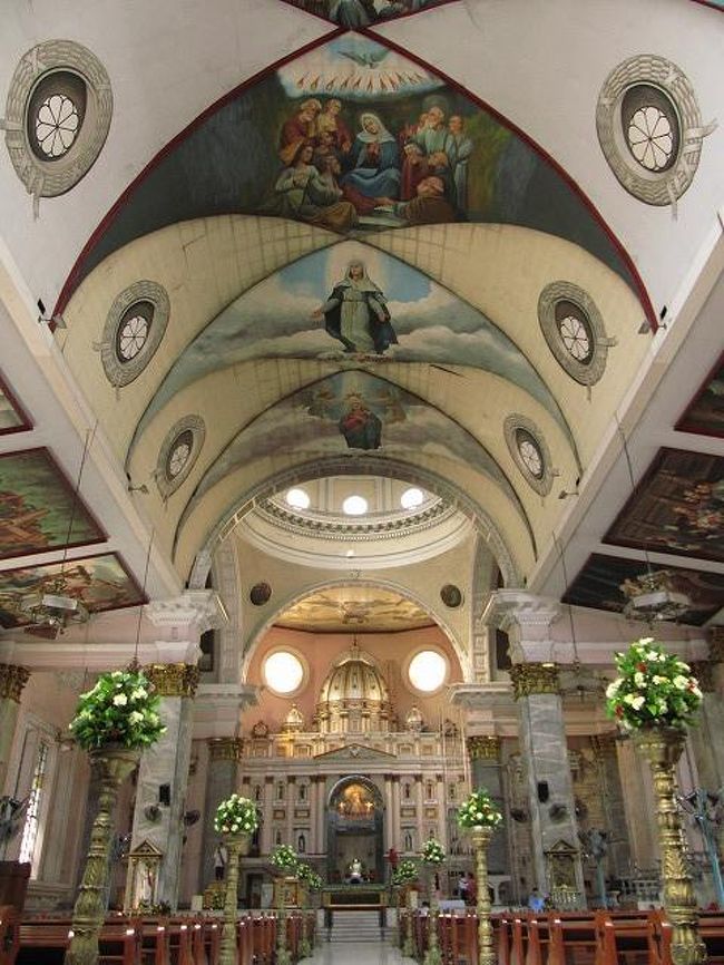 外はチャイナタウンで非常に賑やか・・・というかなんかうるさい。 <br />でも、教会の中はとても静かで神聖な感じ。 <br />参拝者はそこそこ。 