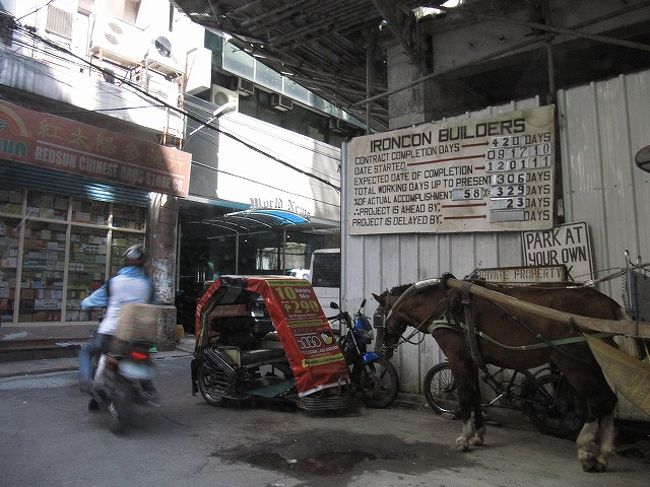 さらにタクシーで移動。このへんは交通渋滞がひどい。 <br />道も狭く、ごちゃごちゃしたチャイナタウンを進む。