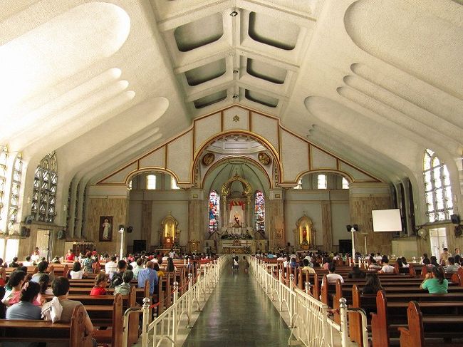 ☆キアポ教会 <br />ブラック・ナザレと言われる木製の黒いキリスト像で知られるらしい。 <br />露店街の中心にあり、とにかく人が多かった。 <br /><br />