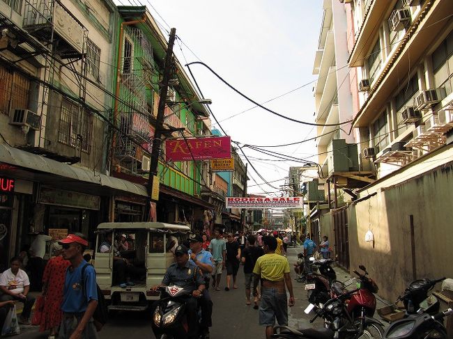 ちなみにこのあたりは、カメラを扱う店が集中していて<br />キヤノンやニコンなど一眼カメラが結構売られていた。<br />価格は日本と同じくらいだったと思う。 <br /><br />