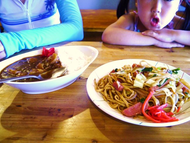 娘も大好きな焼きそばを注文。<br />麺は、沖縄そばでした。これがなかなかおいしい。<br /><br />このあと、写真はあまり撮らなかったけど、この日も５時まで泳ぎました。<br />阿波連ビーチまでは、ホテルのバスで送迎してくれます。