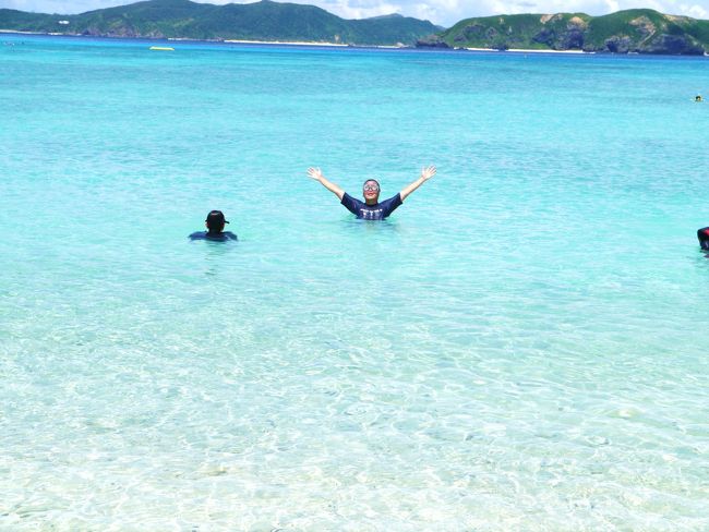 昼にホテルを出発するまでの間、また思いっきりシュノーケル♪<br /><br />パパと息子は、海に潜って、シュノーケルの先から空気のわっかをどれだけ作れるか・・に燃えていました。