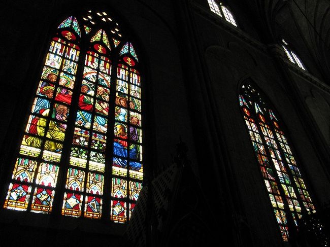 学校が併設されていて、生徒と思われる人も多かった。 <br />入口がわかりにくく、ちょっと不安になった。 <br />教会内部はとても静かで神聖な感じであった。 <br /><br /><br />教会巡りを終えて、およそ１６時。マカティへ戻ることとした。 <br />