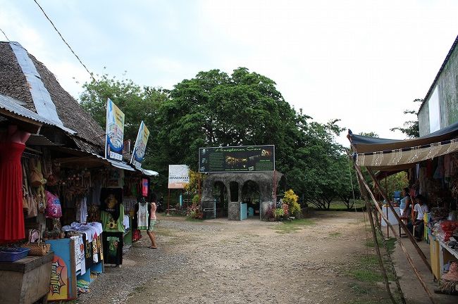 チェックイン後、宿の近くにある洞窟へ。 <br />フィリピンの鍾乳洞に入れるとは感無量です。 <br />入場料は確か２０ペソ。 