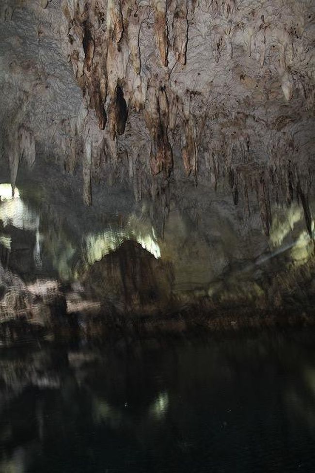 中に入ると、現地の人が我々の写真を取りながら案内してくれたw <br />金を請求されるかもとも思ったがそんなこともなく。 <br />単純にカメラで写真を撮るのが好きな人が多いのだと思う。 <br />しかも、慣れているのか結構うまいw<br /><br />彼が撮った中から一枚。 <br /><br />ちなみに、、、実は中には湖？があって泳ぐことも可能。 <br />・・・ということで一応、水着を着用してきたわけだが、 <br />さすがに泳ぐ雰囲気じゃなかったので諦めた。 <br /><br />