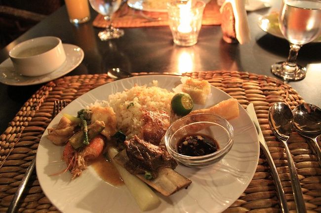 夕飯はホテルでバイキング。 <br />バイキングはフィリピンリゾートのスタンダードなのかな。 <br /><br />ボホールは米が美味しいとか読んだ気がしたんだけどそうでもなかったw <br />米は寧ろエルニドの方がよかった。けど、料理はとても美味しかった。 <br />音楽（生演奏！）もあってとてもいい雰囲気のディナーでした。 <br /><br />