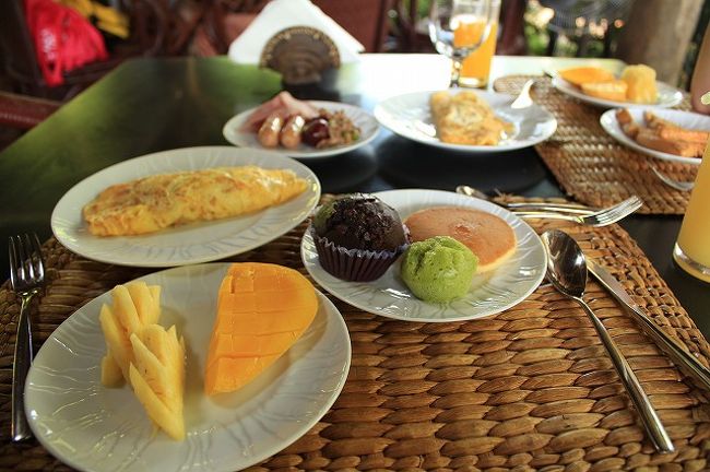 翌日は車をチャーターしてボホール島内を観光。 <br />下記観光ポイントを順にまわってもらった。 <br /><br />・チョコレートヒルズ <br />・マンメイド・フォレスト <br />・ターシャ <br />・セビリャのつり橋 <br />・ロボク川クルーズ＆ロボク教会 <br />・バクラヨン教会 <br />・血盟記念碑 <br />・タグビララン市街 <br /><br />ちなみに朝食もバイキング。マンゴーが美味しい。