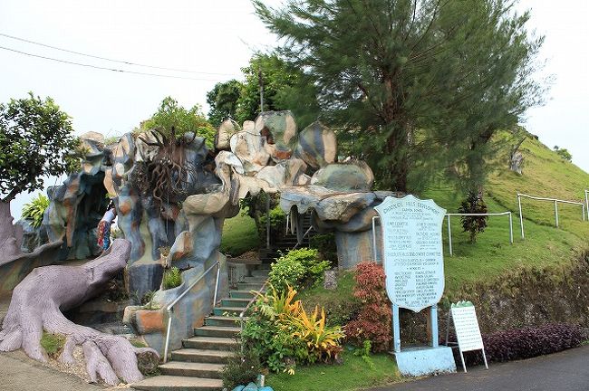 まずは、ボホール島のシンボル、チョコレートヒルズ。 <br />パングラオ島から車で１時間くらい。 <br />途中雨がぱらついたりしていたが、 <br />豪雨に打たれることはなく助かった。 <br /><br />