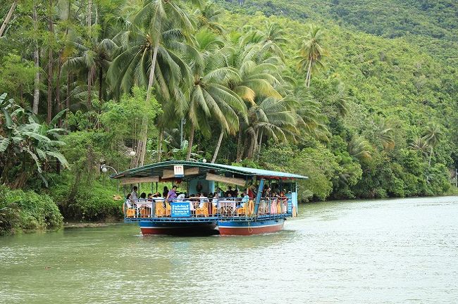 いろいろ頼んでいたら少し遅延してお昼の時間。 <br />昼はロボク川クルーズだ。 <br />なんと貸切w遅れたからかな？ <br /><br />専属のミュージシャン付きのクルーズで贅沢なひとときを過ごす。 <br />蝿が居なければもっといいんだけど・・・