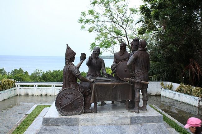 教会を出ると少し雨がぱらついてきた。 <br />最後の観光ポイントは血盟記念碑だ。<br /><br />雨が降ってきたので、定番ポーズで写真を撮って撤収。 <br />