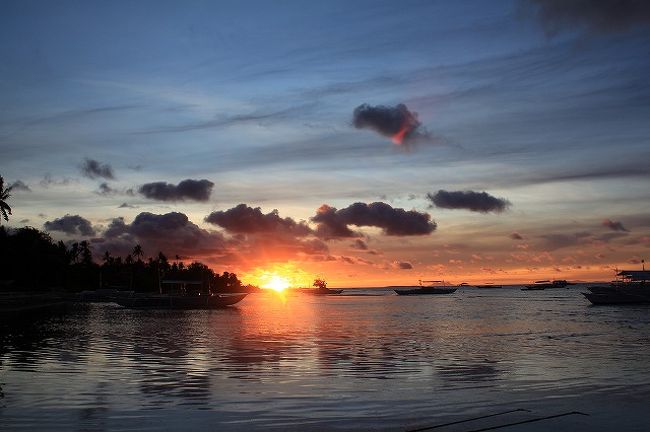 船の準備中に日が昇ってきた。<br />物静かな浜辺で昇る太陽はとても綺麗で印象的だった。