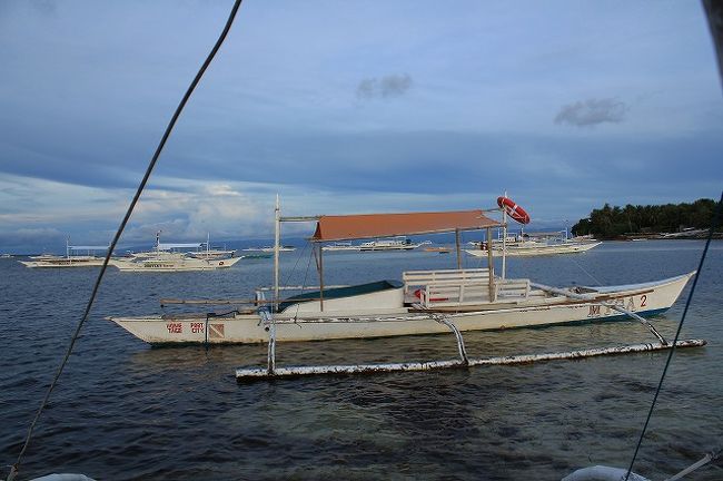 例によってバンカーボートで出発。<br /><br />少し深いところまで手漕ぎで移動し、エンジンを入れる！！<br />が、、、エンジンがかからない・・・<br /><br />何度トライしてもダメで結局ボート変更。<br /><br />今度は無事にエンジンがかかった！<br /><br />けど、しばらく進んだところで船に水が侵入・・・<br />水没はまぬがれたけど結構不安だったw