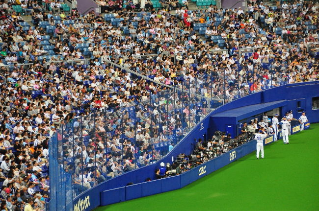 外野席から見た私達の席。<br /><br />カメラマン席の後ろあたりの７列目。<br /><br />良い席をゲットしてくれた奥様に感謝！