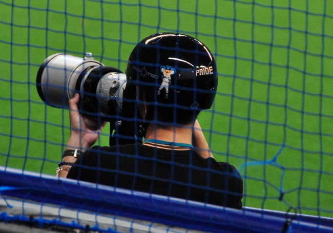 プロのカメラマン。<br /><br />この人はヘルメットを被ってキヤノンに<br />明るい望遠レンズで撮ってました。<br /><br />全体的にはニコン機が多かったと思います。<br />「Ｄ３ｓ」ボディだけで４０万超え<br />レンズは更に高い！