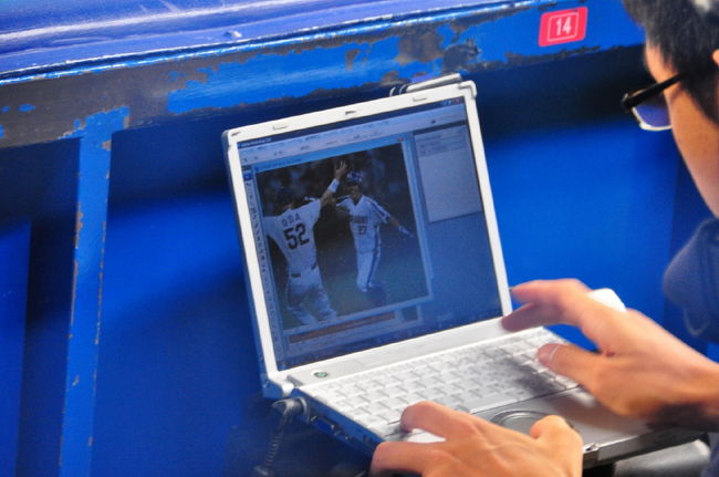 試合の合間に撮った写真をチェック<br /><br />本社へ転送かも？