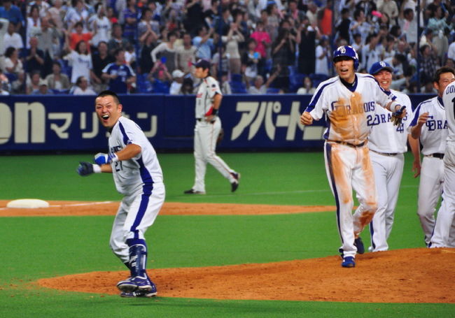 <br />左手　サヨナラ　ヒーロー　谷繁　よっしゃ〜<br /><br />快速１番バッターの荒木のユニフォームは<br /><br />ヘッドスライディングで土がいっぱい(^_^)v<br /><br />谷繁のサヨナラを支えた荒木も偉い。