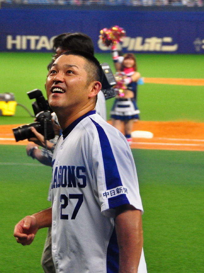 <br />お立ち台後、ファンにサイン入りボールを・・<br /><br />いい顔してますねー<br /><br /><br />ファンとタッチしたり・・興奮おさまらない。