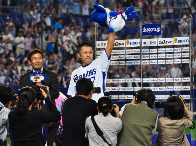 谷繁 元信　選手　　本日のヒーローです<br /><br />大洋・横浜と１３年間横浜で活躍。今も横浜では人気の選手。移籍後中日で１０年目のベテラン。<br /><br />私達夫婦をサヨナラ打で熱狂的ドラファンへ<br /><br />一生忘れない選手になりそうです。<br /><br />頑張れー！！谷繁選手☆☆☆<br /><br />