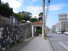 １泊目は一人、気楽に東横イン宿泊。荷物を置いて着替え（暖かいと言うより暑い〜。セーターやコートは脱ぎ捨てます。）２５度有ったよ。２月と言えど、さすが沖縄。
さて出陣！首里城近くのバス停。
きゃん♪バス停まで沖縄〜。沖縄に居る実感倍増♪