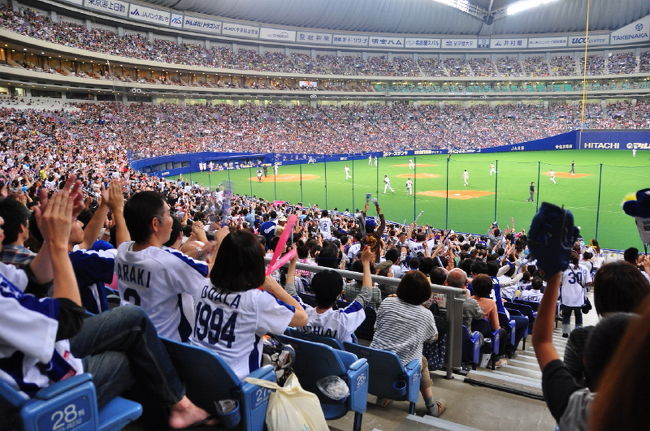 <br />ヤクルト戦は前から７列目のホーム寄り<br /><br />今回は前から３０列目。かなり後ろって感じ！