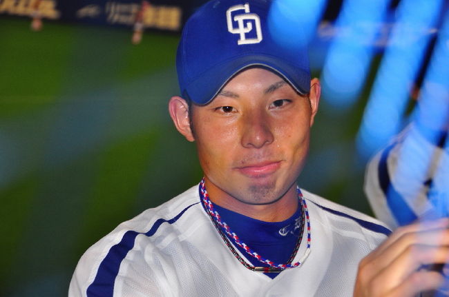 <br />ヒーローインタビューした選手はサインボールと<br /><br />ネット越しにタッチしていきます。