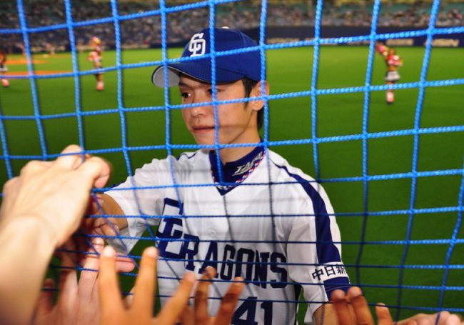 ウゥオオォォォーー\(◎o◎)／！<br /><br />慌てて下りたから階段で転んだけど（笑）<br /><br />１番前確保(^_^)v<br /><br />２回目で浅尾君にタッチできるなんてー！<br /><br />しかも両手！以外と柔らかかった（笑）<br /><br /><br />巨人戦から奥様のコメントです。あしからず。