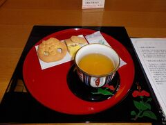 国王の執務空間の書院、鎖之間（さすのま）

鎖之間（さすのま）で琉球のお茶菓子で接待を体験できる。
３００円、お茶お代わりOK家族へのお土産のお菓子の参考に！
•花ぼうる•くんぺん•ちいるんこう•ちんすこう。お茶はさんぴん茶。


 歩き疲れて（まだ早い！）嬉しい休憩。
風が吹き抜け、心地良い♪