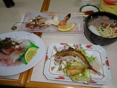 美味しかった〜〜。全部で２０００円以下だったかと・・・
グルグンの唐揚げ、お刺身盛り合わせ、何とかエビの塩焼き、ソーキそば。

ごめんなさい。食べきれませんでした。
さて、ホテルに戻りましょうか。。

って、荷物だけ置かせて貰ってて、チェックインまだでした〜〜。