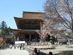 　金峯山寺の本堂の蔵王堂(国宝)です。木造寺院としては、東大寺の大仏殿に次ぐ大きさとか。確かに大きかったですね。

　さて、吉野のみやげと言えば、吉野葛が最右翼、というより他に思いつきません。しかも、吉野葛に関しては、和菓子の職人だった私の父親が、本葛を使って作った葛桜の記憶が40年近く経っても鮮明に残っていること、京都の鍵善の葛切りが美味しかったこと等で強い印象があります。
　そのため、吉野のみやげは特産の本葛と決めていました。ただ、葛に偽物が多いのは有名な話なので、何処で買おうかと下調べしたところ、創業400年クラスの老舗は、何れも榛原付近にありました。吉野では、嘉永四年(1851年)創業の八十吉が最も古いということなので、160年で妥協して此処で購入しました。
　なお、此処の吉野本葛は、価格的に信用できる300?1600円クラスだし、自宅で葛餅にしても美味しかったため、吉野で本物の葛を買うなら、金峯山寺から吉水神社に向かう途中にある、この八十吉店で購入するのがよいと考えます。