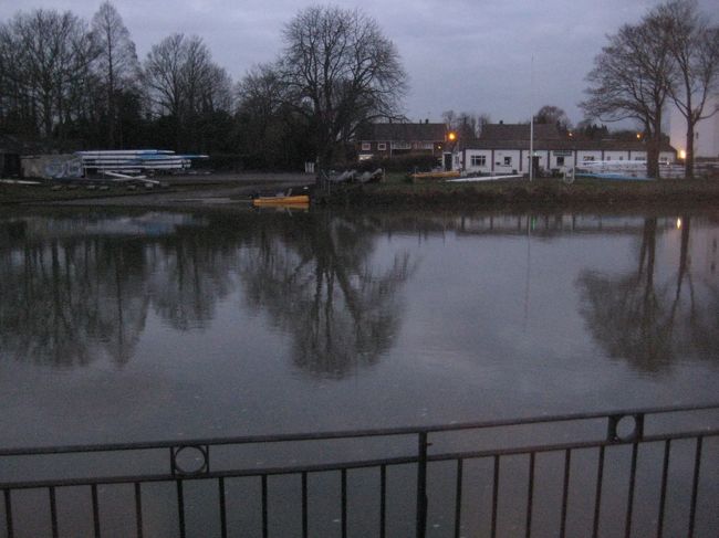 目の前の川もゆるやか〜に流れていてず〜と居たいな〜。<br />もっとゆっくりと泊まりたかったな〜。