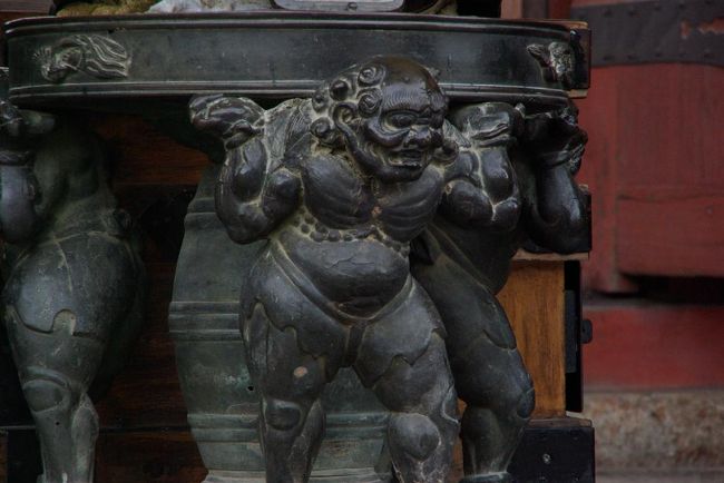 鬼達が香炉背負ってます。。