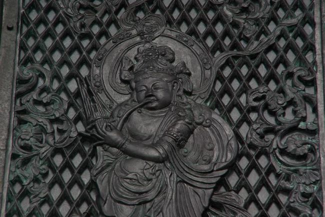 灯篭の周りを飾る楽器を奏でる仏さまたち。。