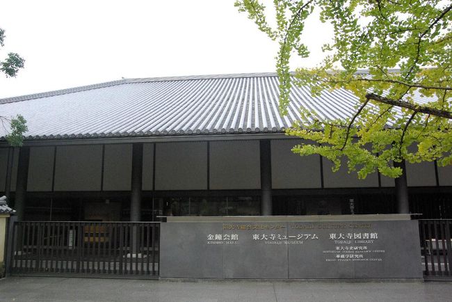 東大寺ミュージアム、午前9:30の開門を前にゲートの前で待ちます。この日(2011/10/22）の第一号入場者になりました。