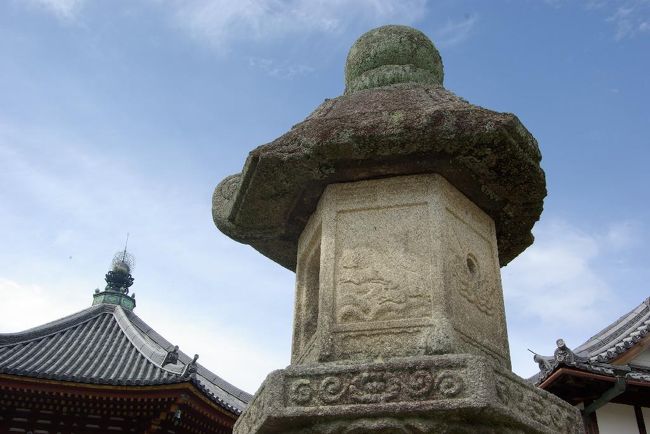 次は南円堂にきました。ふと気がついた大きな石灯籠。。