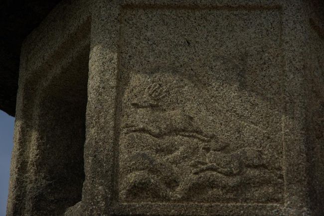 近寄ってみると、鹿が飛び跳ねている彫刻があります。奈良らしいですが珍しいですね。。楽しい発見！できました。鹿さん、これから何度も会いにいきますよ。。