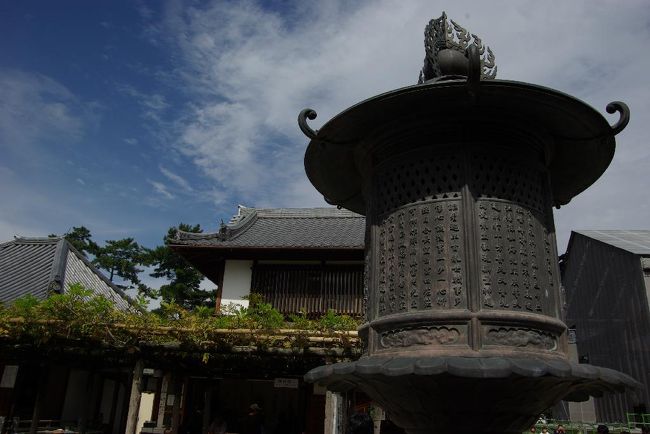 南円堂前の金銅灯篭。（国宝）<br />南円堂創建当初の唯一の伝来品で、火袋扉(ひぶくろとびら)の銘文から、弘仁７年(816)に造られたことが知られます。日本の金属製燈籠で、東大寺大仏殿前の燈籠についで古いそうです。(Wikipediaより）