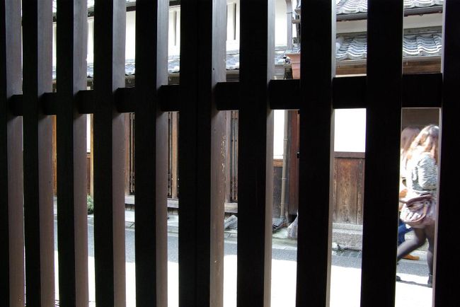 格子の家。。中から通りを眺める。。