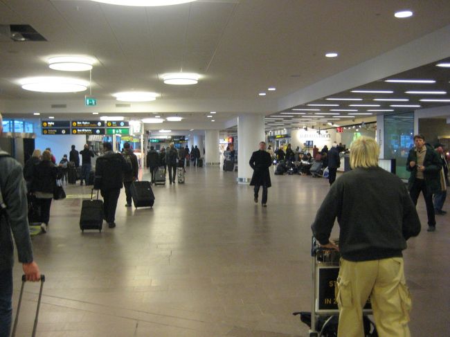 空港からストックホルム中心地までは”アーランダ・エクスプレス・トレイン”に乗ると約１８分で行けます。<br /><br />しかし！！<br />私たちはのんびりとバスと鉄道で中心地まで行きますよ。<br /><br />まず、ツーリストカード７２時間券を買いたい。<br />売り場は到着フロアーかと思っていたのに、出発フロアーにあると、教えてもらい・・・。<br />これは不親切ではないのかな？<br />それともやっぱり到着フロアーにあったのかな？