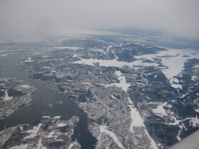 ヒースローからストックホルム・アーナンダ空港までは約２時間３０分ほど。<br />気がつくと、もう寒そ〜な大地が広がっていました。