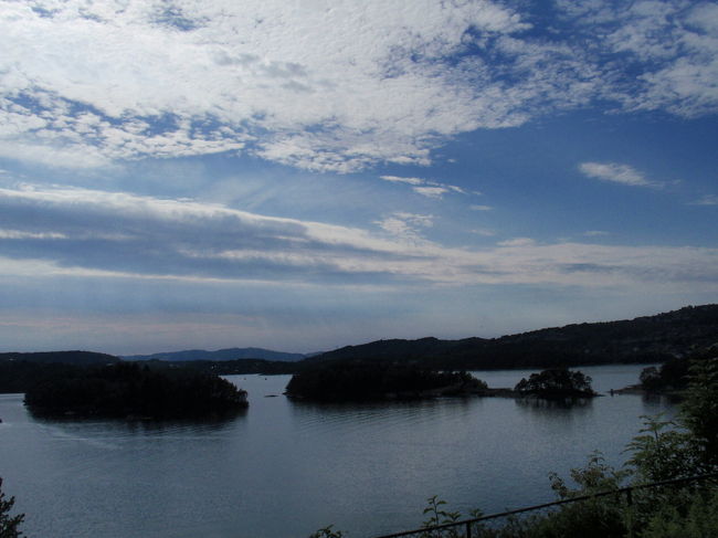 家の前からの眺めです。<br />家の周りにはたくさんの小路があります。グリーグはこの辺りをお散歩したり、この山を歩くのが大好きだったそうです。納得の景色です。