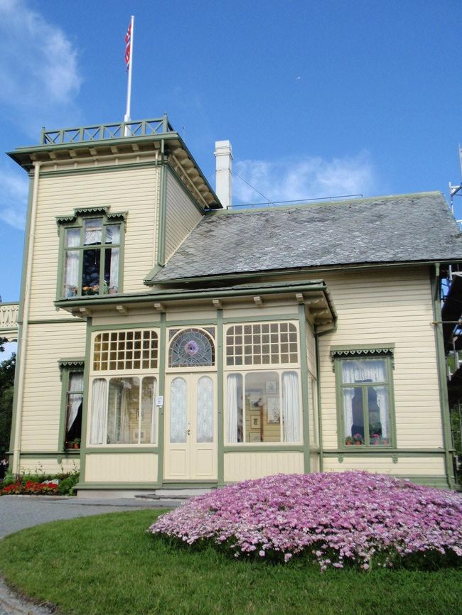 グリーグの家です。中も入ってみることが出来ます。<br />奥様のニーナの趣味でしょうか？可愛らしくてきれいなお家です。<br />屋上の四角いバルコニー、当時のベルゲンではここだけだったんだそうです。屋上の旗や家の中のろうそくの明かりで近所の仲良しのお友達と秘密の合図をしていたそうです。<br />中にはスタッフがいて、質問をするとグリーグに関するエピソードなどを色々教えてもらえます。